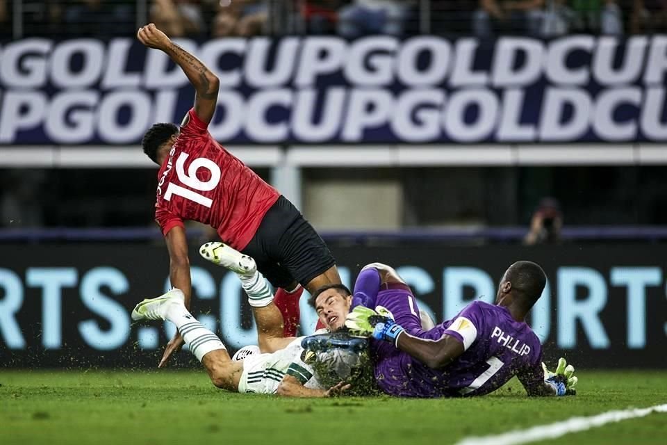 Lozano se estrelló con el arquero trinitario tras sufrir un empujón.