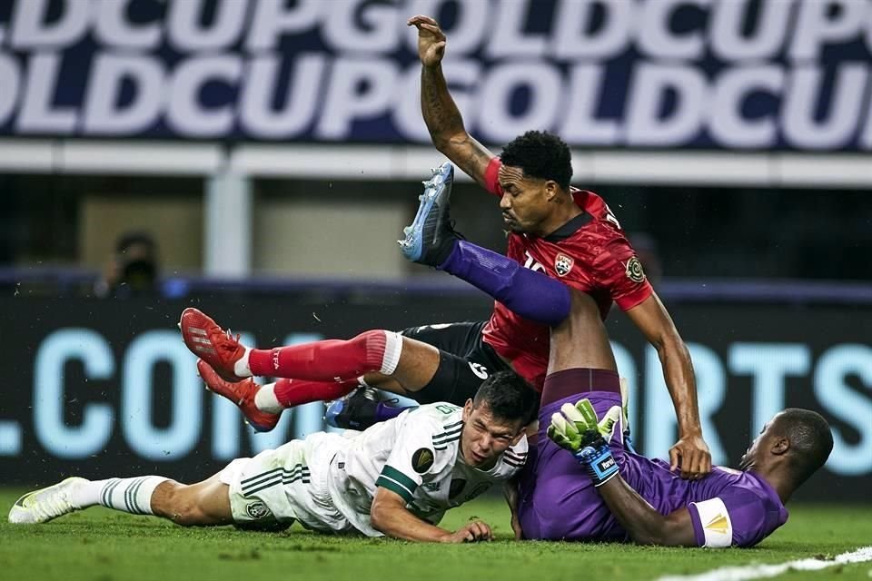 Lozano tuvo que se relevado tras el impacto.