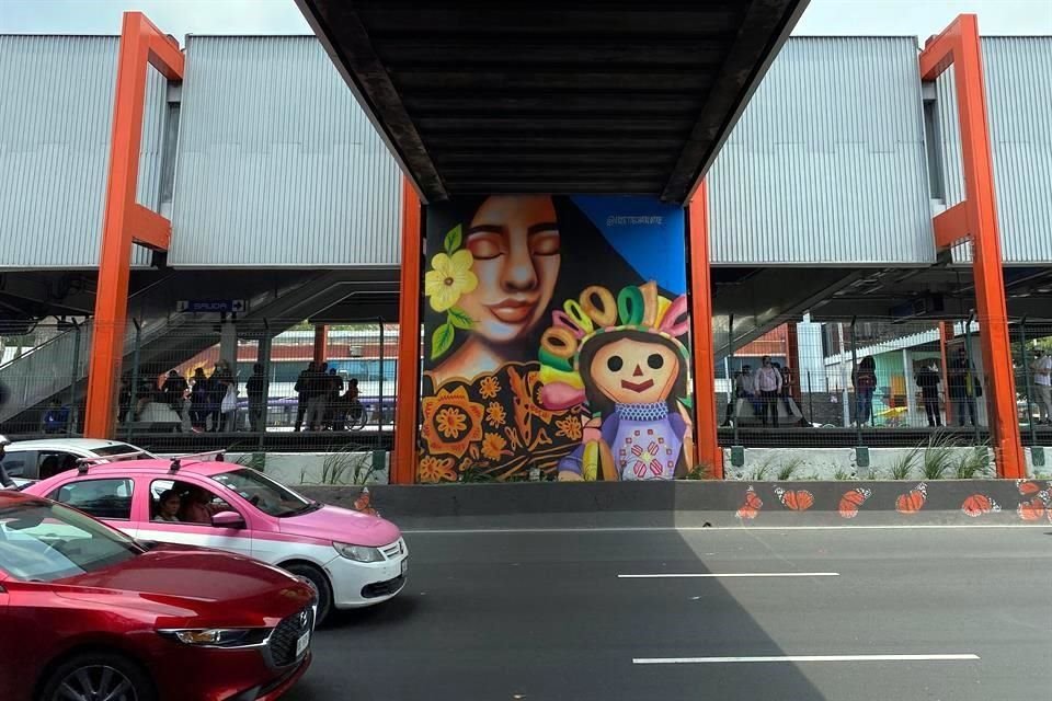 En la Estación General Anaya, el mural creado por Lizette Charlotte presenta a una mujer con traje típico acompañada de una muñeca lele.