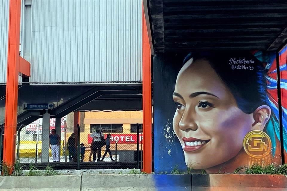 Koka.Mexico representó en este mural a una mujer con un tocado de plumas y aretes con forma de chimalli.