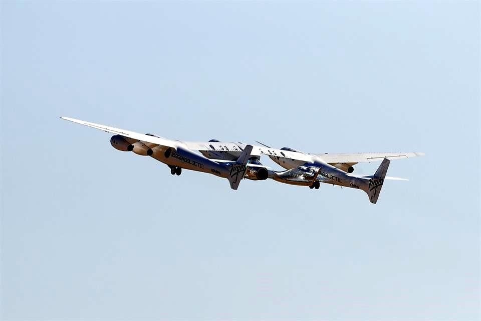 El multimillonario dueño de Virgin Galactic, Richard Branson, realizó un viaje en el borde de la atmósfera en su propio cohete.