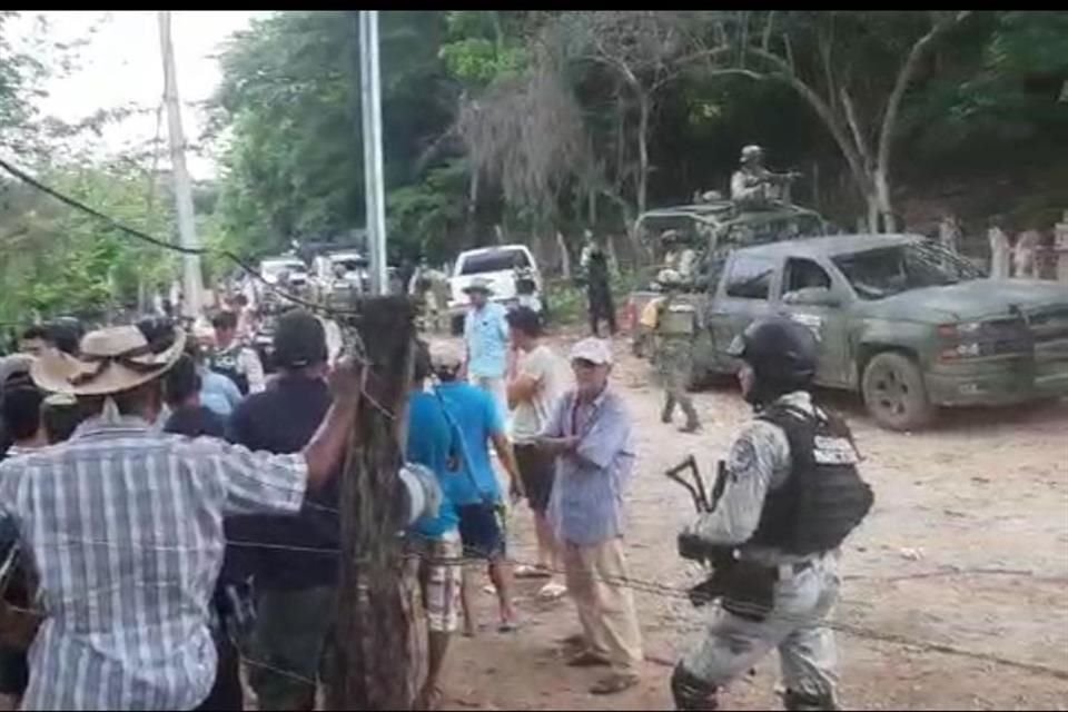 Los militares y de la Guardia Nacional se negaron a revisar las casas que han sido atacadas a balazos por los delincuentes, informó uno de los ganadores de uno de esos pueblos.