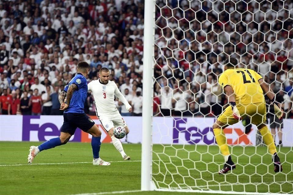El lateral del Manchester United prendió un centro que había salido desde el otro extremo del área.