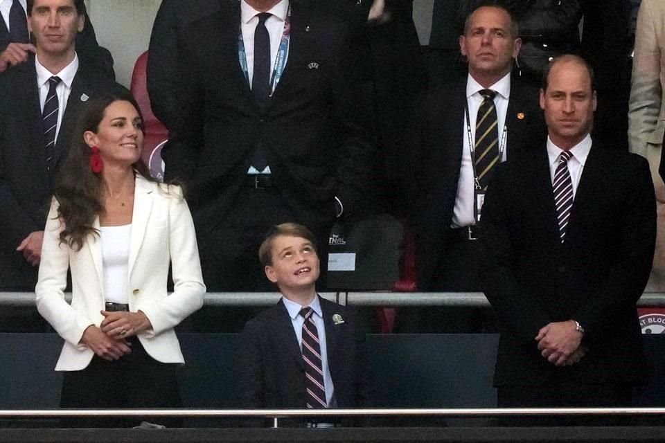 La Realeza no podía faltar en Wembley: Catalina, Duquesa de Cambridge, el Príncipe Guillermo y su hijo George.