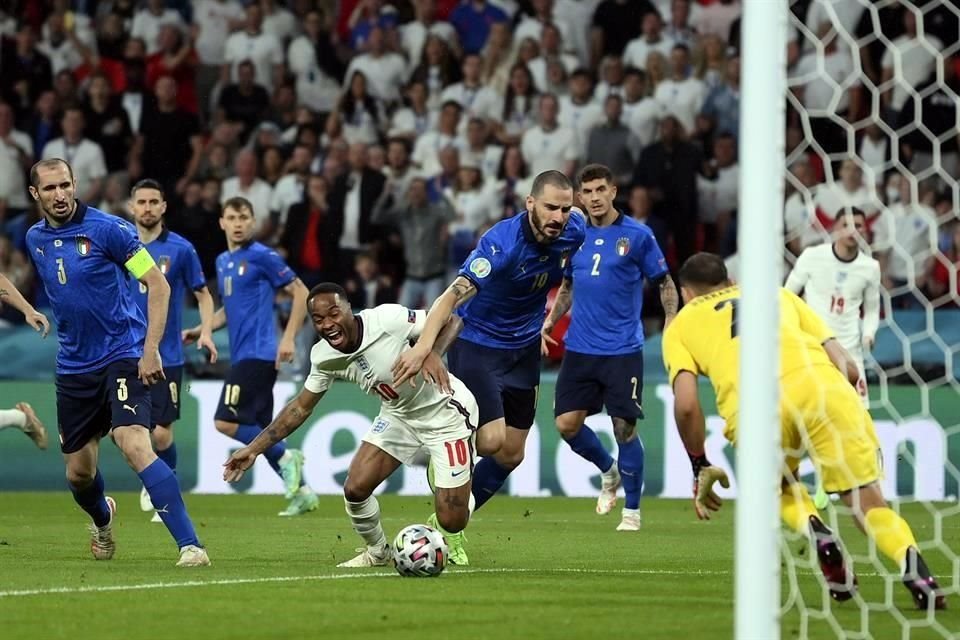 Raheem Sterling intentó meter en aprietos a los italianos, pero se topó con Chiellini y Bonucci.