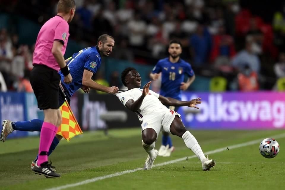 Giorgio Chiellini jaló así a Bukayo Saka, quien terminó en el suelo tras esta acción.