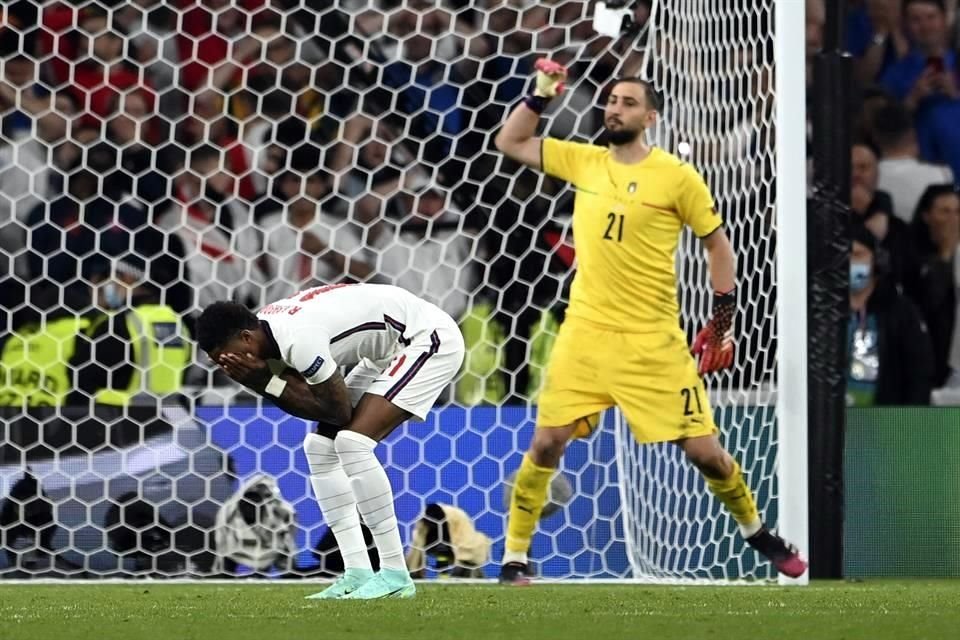 Gianluigi Donnarumma detuvo dos penales en la serie final.