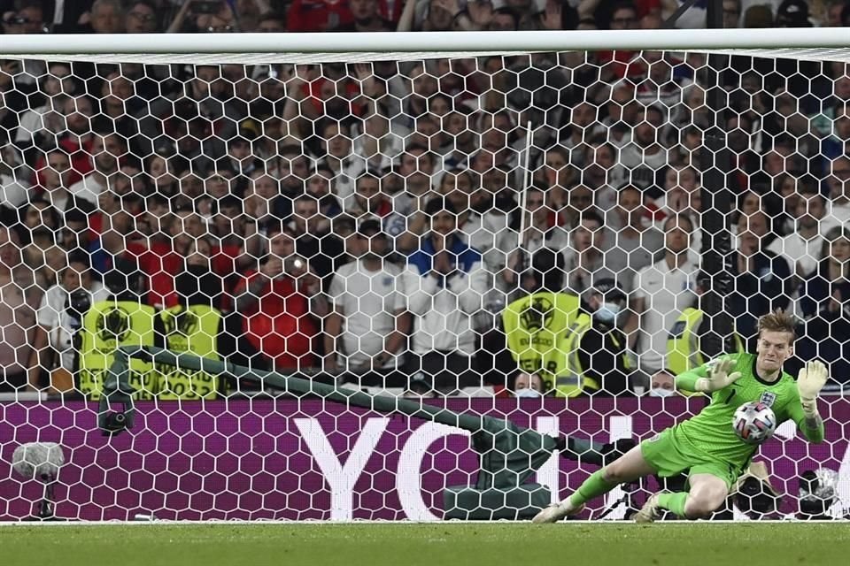 Jordan Pickford logró detener también dos disparos en la tanda, pero no fue suficiente.
