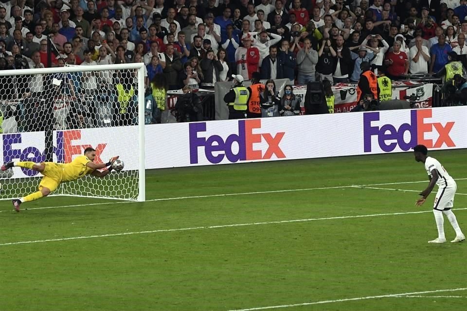 Gianluigi Donnarumma le atajó así el penal a Bukayo Saka, acción que finiquitó el título italiano.