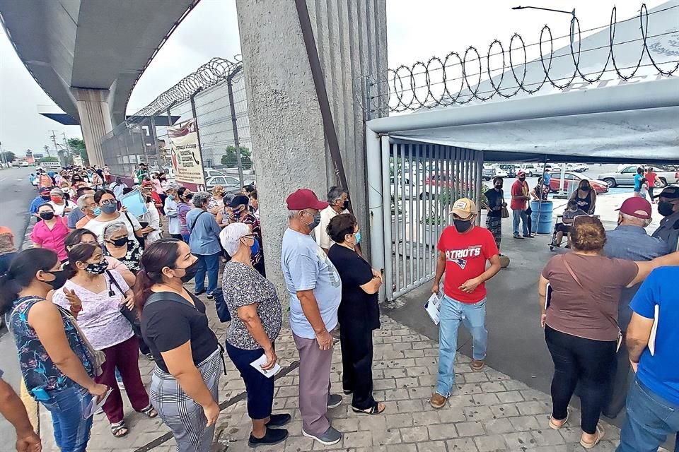 Con los ajustes al PEF 2022, la Secretaría de Bienestar repartirá casi 300 mil millones de pesos al año entre entre pensiones a adultos mayores, personas con discapacidad y apoyos a agricultores.