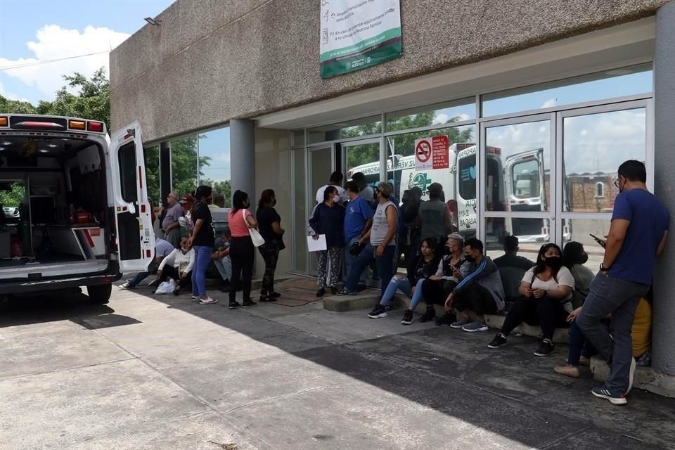Ante el crecimiento de pacientes hospitalizados por Covid-19 en Jalisco, el IMSS ha habilitado camas para su atención; actualmente cuenta con 829 espacios disponibles.