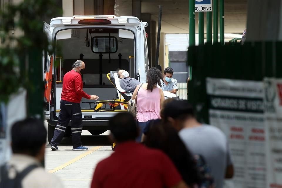 Exterior del Hospital General de Zona 89 del IMSS, donde familiares de pacientes aguardan por noticias de sus enfermos.