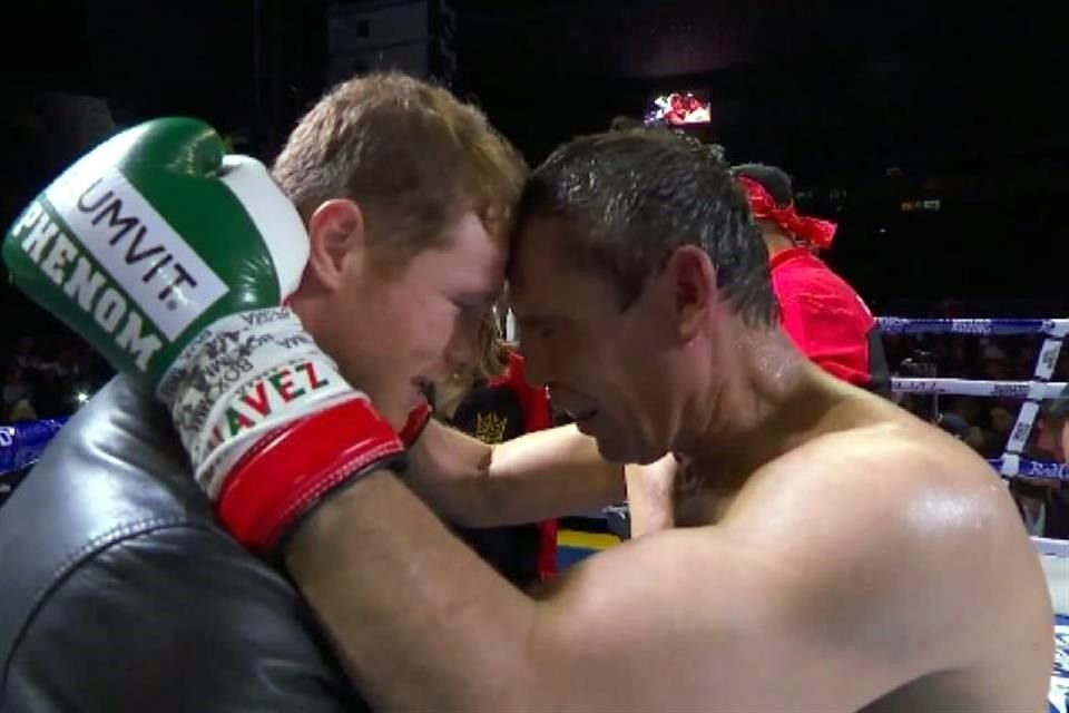 Julio César Chávez ya le habría pasado la estafeta de ídolo al 'Canelo'.