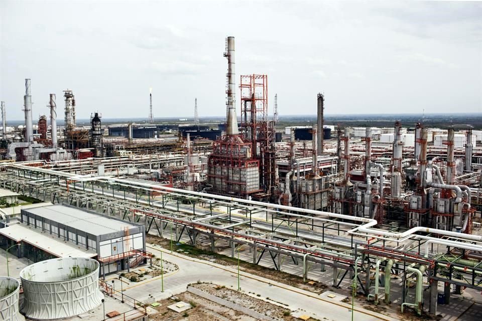 El margen de refinación de Pemex en tercer trimestre fue negativo en 7.37 dólares por barril, pese a mayor volumen de ventas y producción.