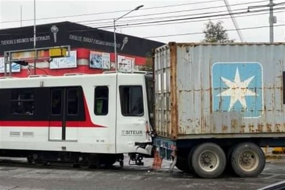Un choque entre el Tren Ligero y un tráiler se registró la mañana de este lunes a la altura de la Estación Urdaneta.
