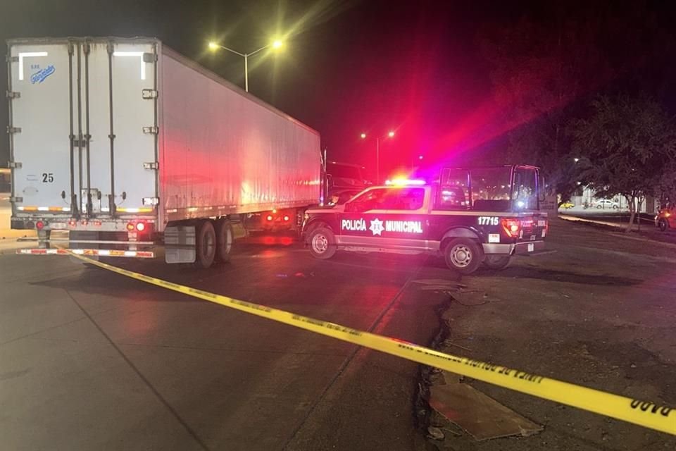 Una mujer perdió la vida luego de que la motocicleta que conducía derrapara cerca de la estación Las Pintas del Macrobús, en Tlaquepaque.