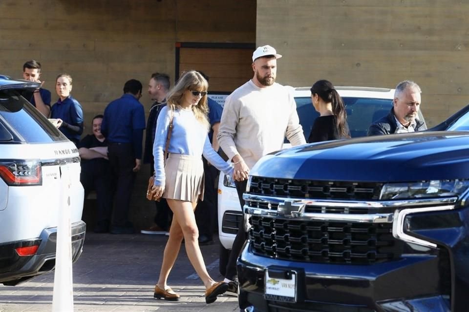 Tras darse un respiro el fin de semana en Las Bahamas, Travis Kelce y Taylor Swift regresaron a Los Ángeles.