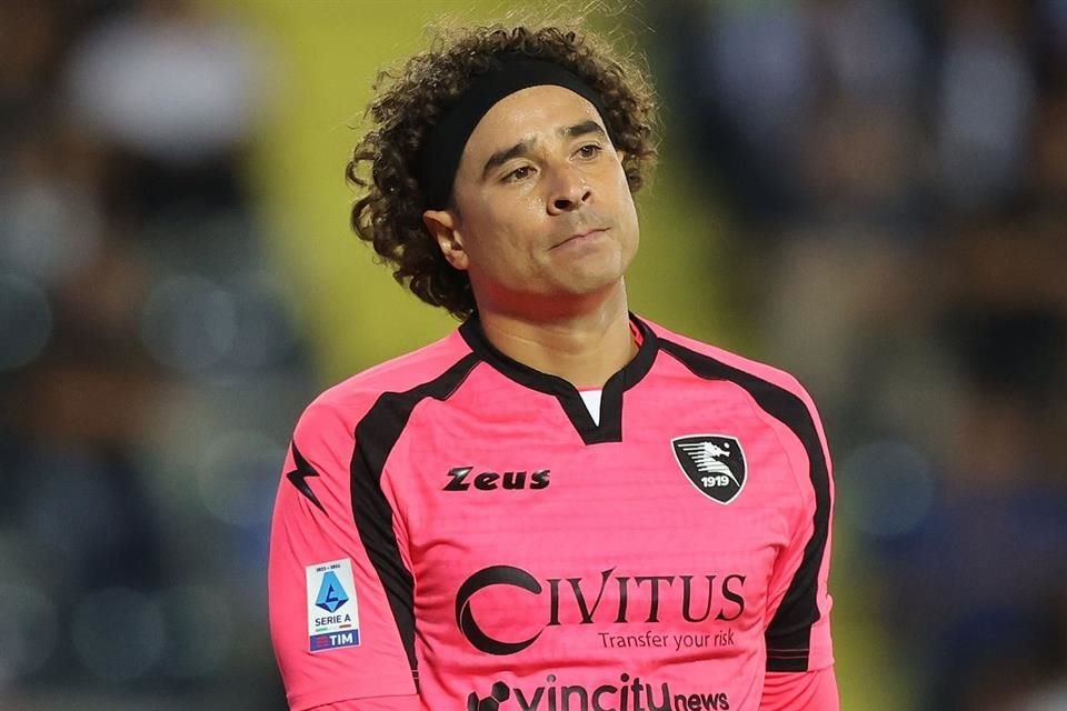 Guillermo Ochoa tendrá que buscar un nuevo equipo para la siguiente temporada, pues no seguirá en el Salernitana de Italia.