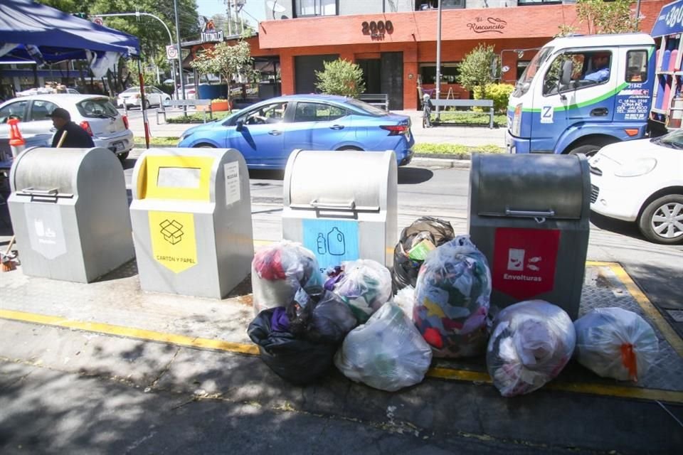 Zonas de punto limpio casi siempre están rebasados de basura.