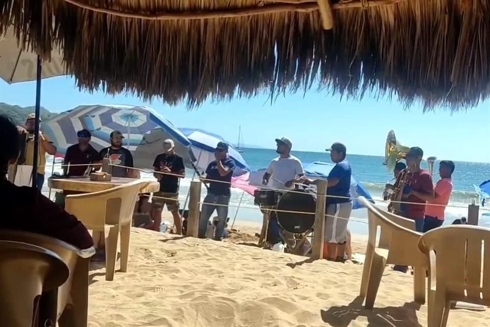 Este martes se reunió el sector empresarial y músicos en el Ayuntamiento y analizaron un primer borrador que contiene reducir el número de bandas en playas.