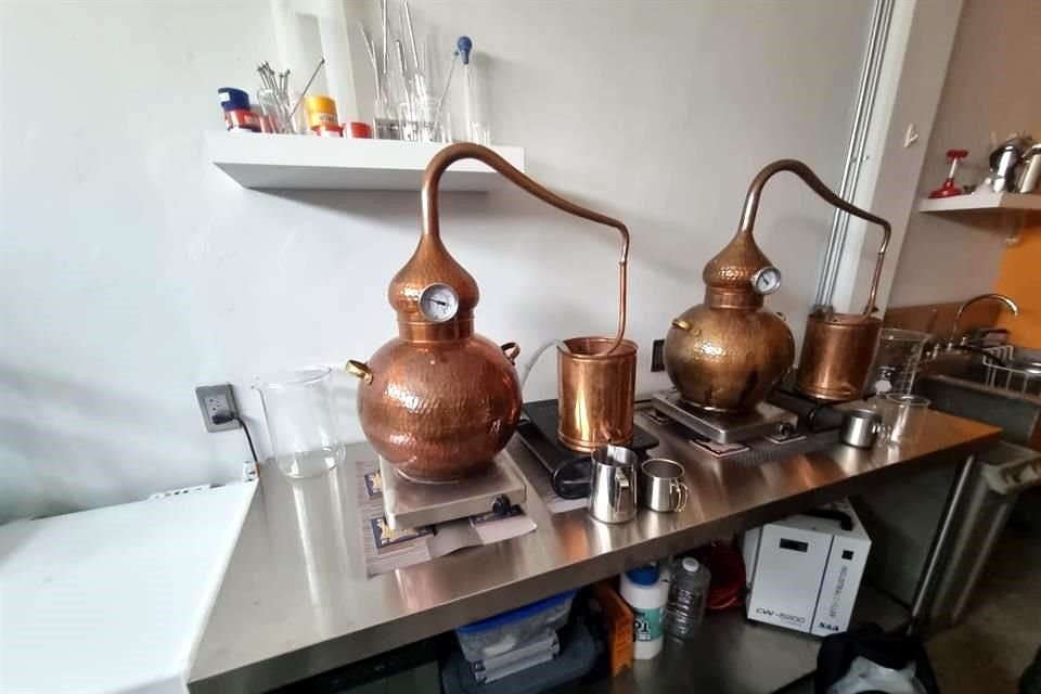 En Tlaquepaque, autoridades federales cumplimentaron una orden de cateo y aseguraron una casa usada como fábrica de tequila adulterado.
