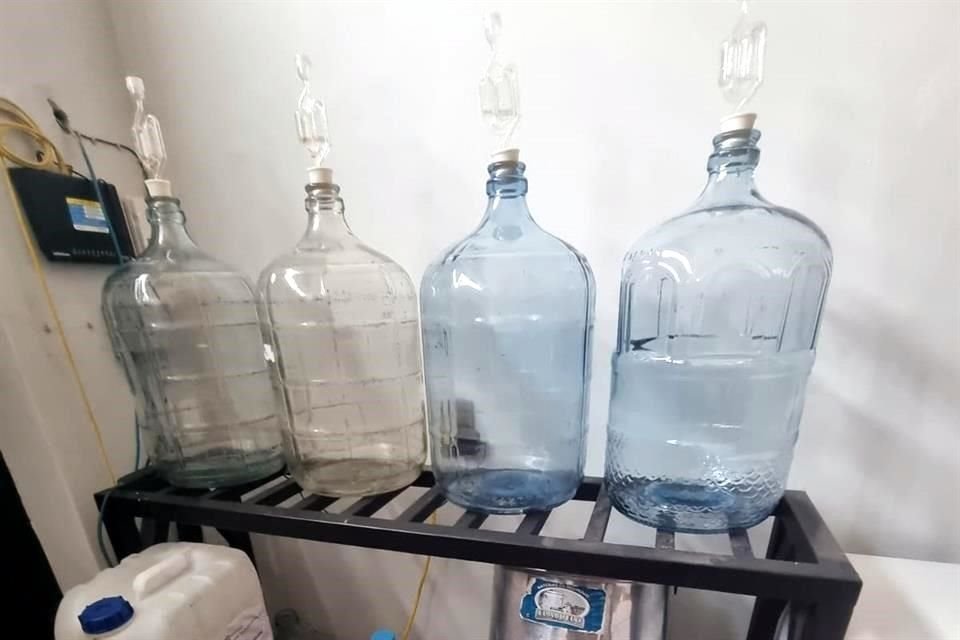En Tlaquepaque, autoridades federales cumplimentaron una orden de cateo y aseguraron una casa usada como fábrica de tequila adulterado.