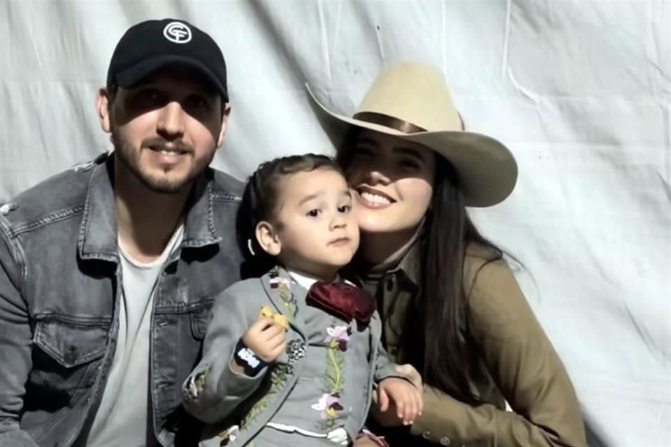 Camila Fernández, su esposo Francisco Barba y su hija Cayetana.