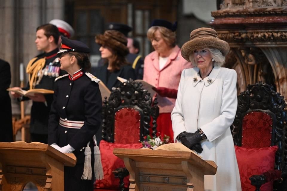 Camila, de 76 años, entregó las monedas ceremoniales a 75 hombres y 75 mujeres.