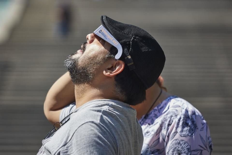 Centenares de tapatíos pudieron observar de manera seguro el eclipse solar el año pasado.