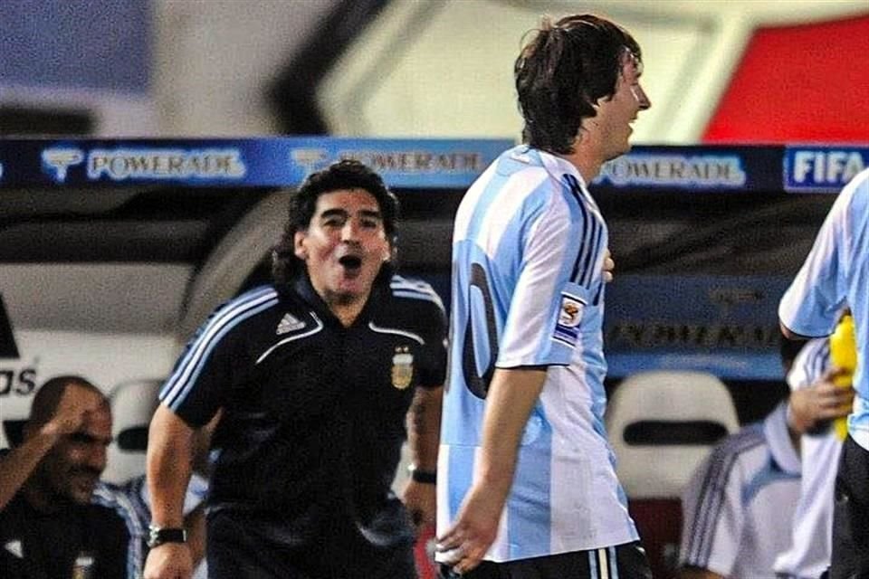 Un 28 de marzo de 2009, Diego Maradona le entregó a Lionel Messi el número 10 de la camiseta Argentina al considerarlo su digno sucesor.