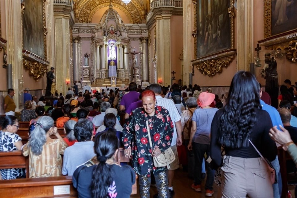 Desde temprana hora de este Jueves Santo, cientos de fieles acudieron al Centro de Guadalajara para realizar la visita a los siete templos.