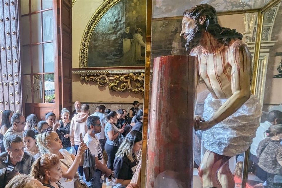Desde temprana hora de este Jueves Santo, cientos de fieles acudieron al Centro de Guadalajara para realizar la visita a los siete templos.