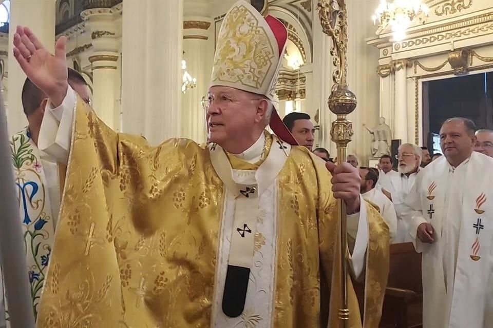El Cardenal Francisco Robles Ortega, Arzobispo de Guadalajara, bendice los santos óleos y renueva las promesas de los sacerdotes en la misa crismal del Jueves Santo 2024.