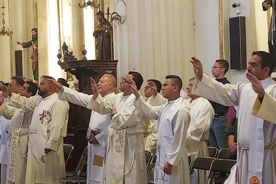 Los presbíteros de la Arquidiócesis hoy al renovar sus promesas sacerdotales.