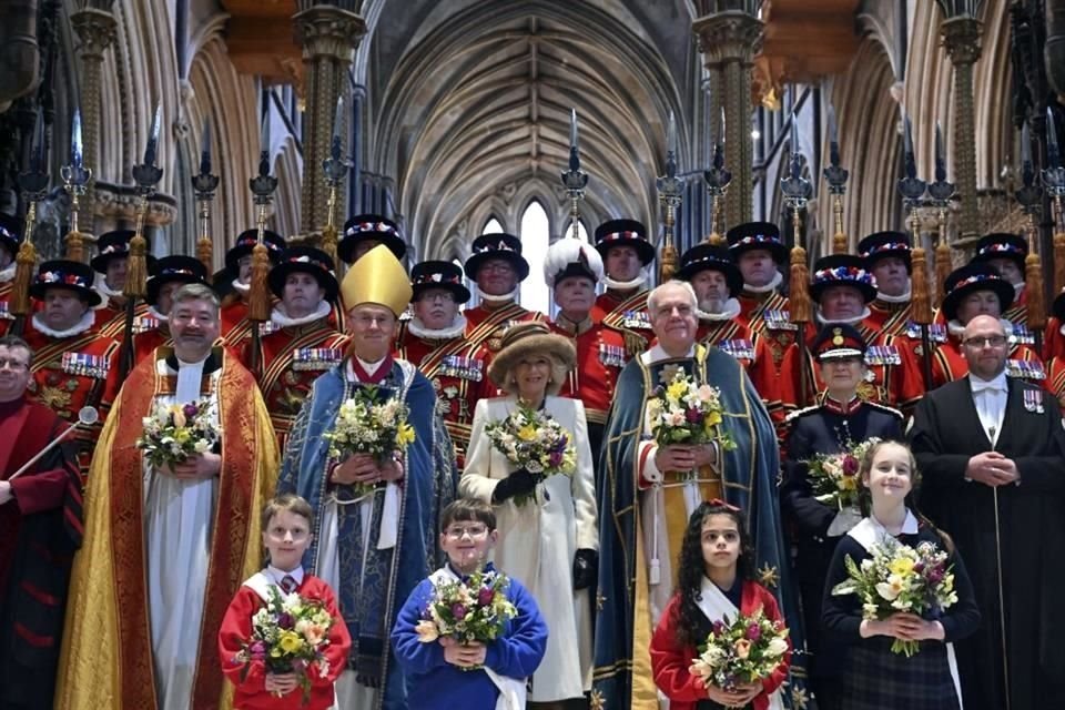 Camila posó para la foto junto a los reverendos.