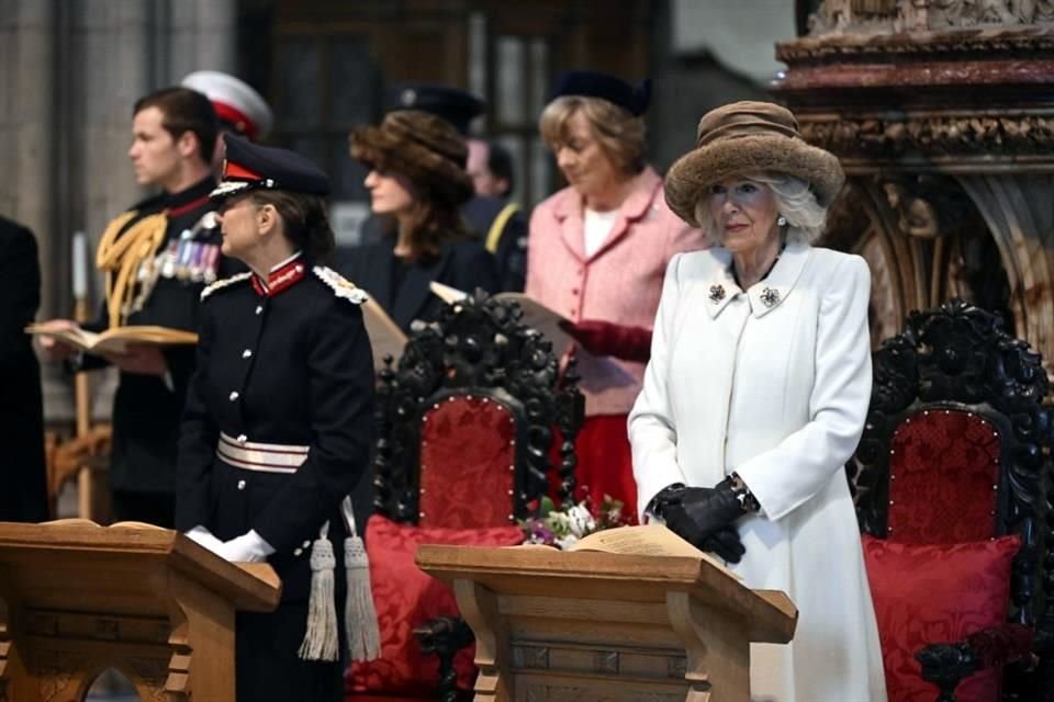 Camila, durante la ceremonia, escucha atenta