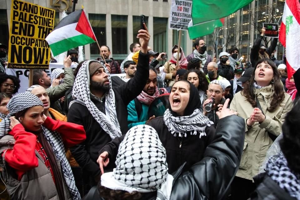 Manifestantes protestan contra la guerra en Gaza afuera del Radio City Music Hall antes del evento.