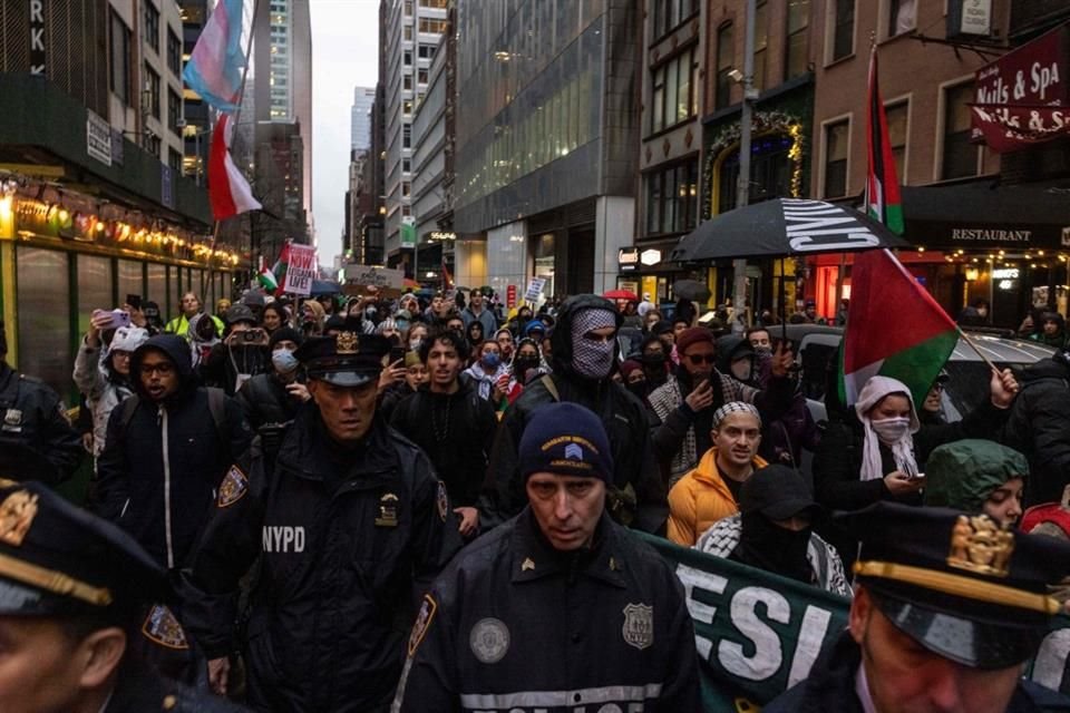 La policía custodia una marcha de manifestantes en apoyo a palestinos en las inmediaciones del Radio City Music Hall.