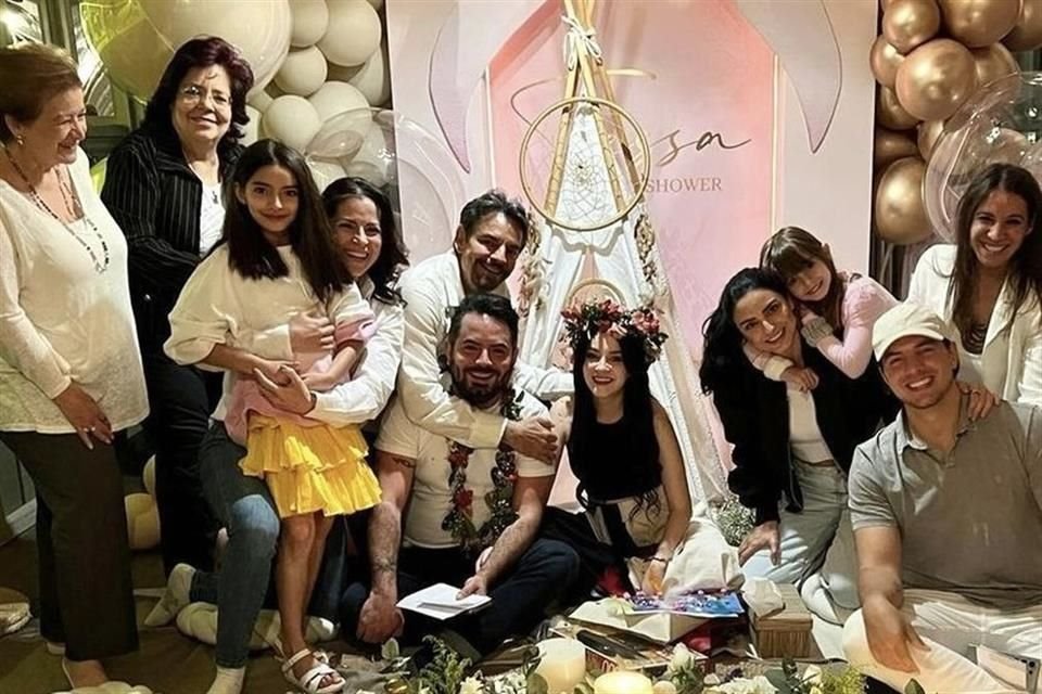 La familia Derbez los acompañó en el baby shower.