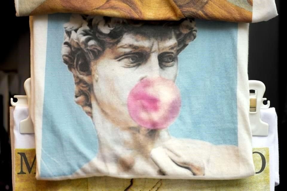 La escultura se reproduce en playeras, bolsas, imanes y muchos otros objetos desvirtuando la importancia de la obra de Miguel Ángel, considera la directora de la Galería de la Academia.