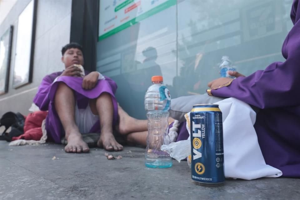 'Está muy fuerte el calor, combatimos el calor, ahora sí que con calor y en la sombra, el año pasado estuvo menos fuerte', indicó José Torres, un vendedor.