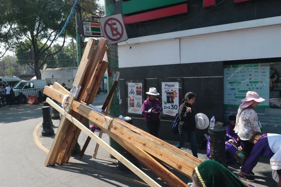 Con sombrillas, gorras y protector solar, decenas de personas acudieron a la 181 representación de la Pasión de Cristo, en la Alcaldía Iztapalapa.