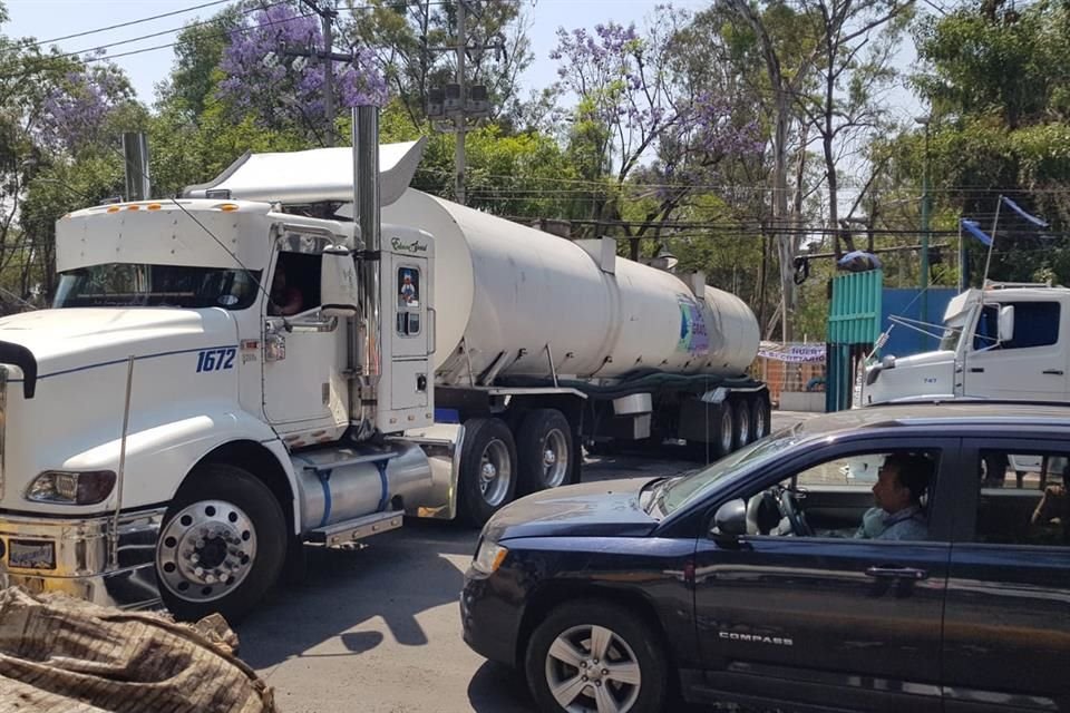 Los piperos que entraban o salían de las garzas que sí abrieron tenían que batallar ante el cierre de vialidades.  