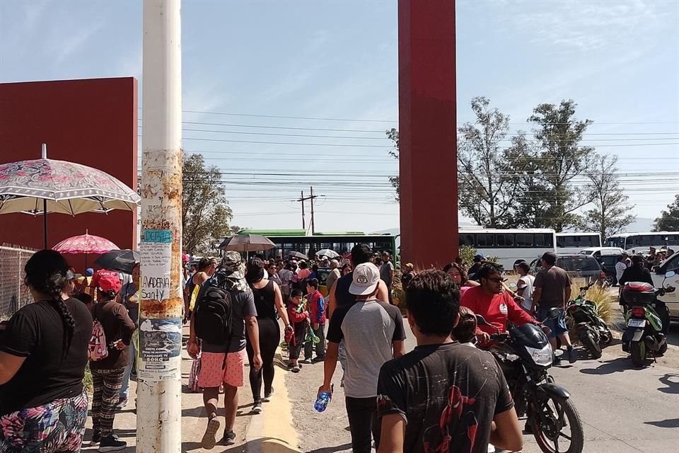 Vecinos liberaron la vía luego que la CFE acordó reconectar el servicio.