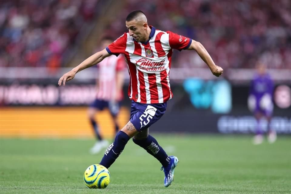 Roberto 'Piojo' Alvarado, es uno de los jugadores de Chivas que está ausente en el viaje de pretemporada, por estar concentrado en la Selección Mexicana.