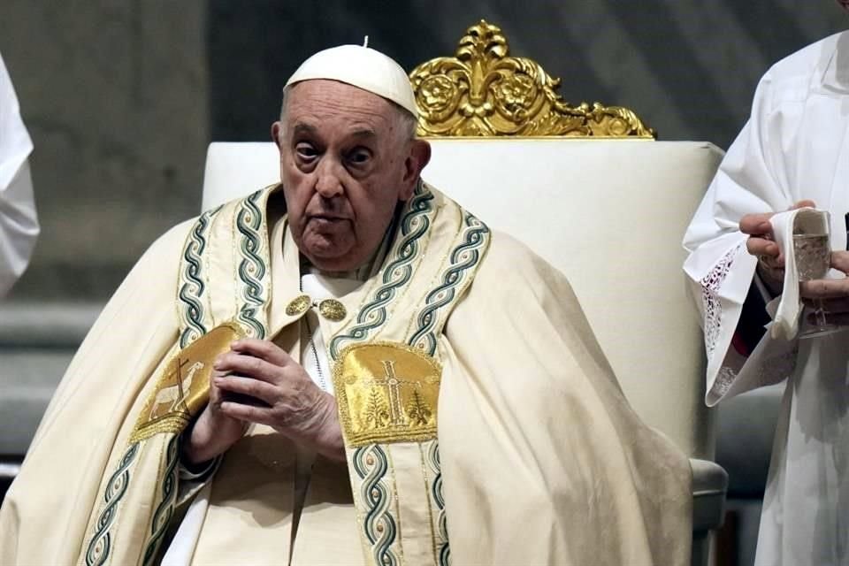 El Papa Francisco preside la celebración de la Vigilia Pascual en la Basílica de San Pedro en el Vaticano.