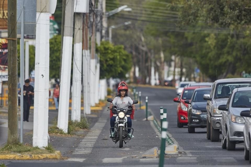 Es frecuente que los motociclistas usen las ciclovías como 'vías rápidas'.
