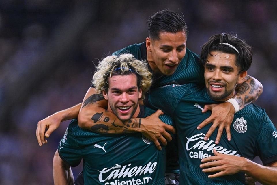 Chivas venció a Rayados 2-0 en el Estadio BBVA en Monterrey.