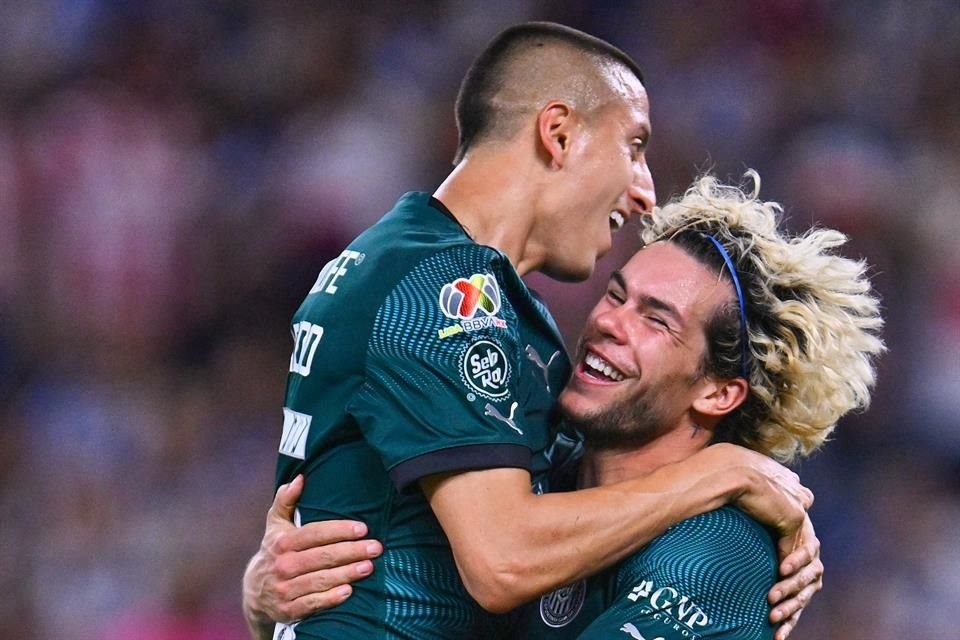 'Pijo' Alvarado' y Cade Cowell celebran la victoria de Chivas ante Rayados.