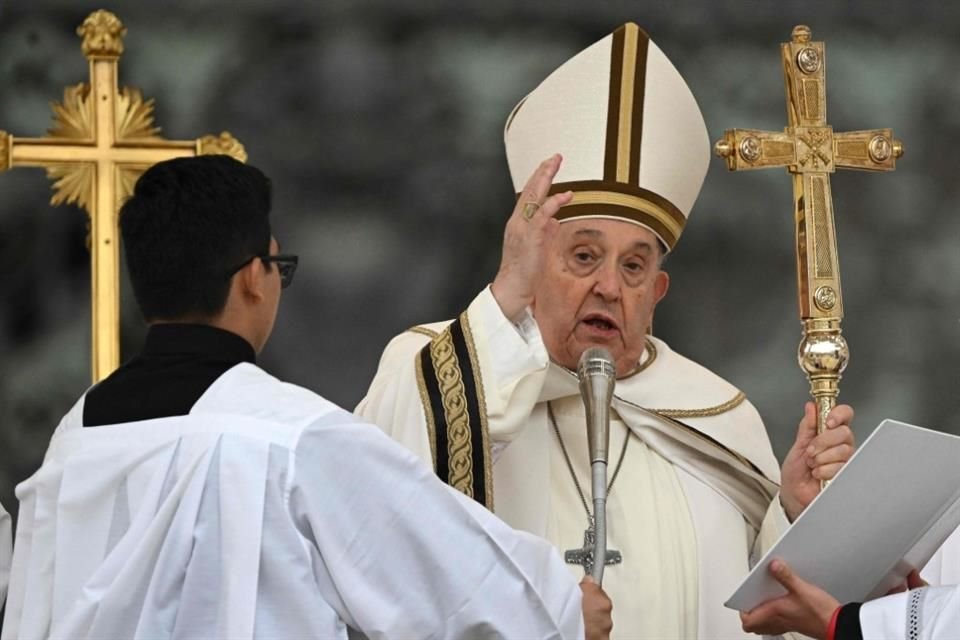 El Papa Francisco durante la misa de Pascua en el Vaticano el 31 de marzo del 2024.